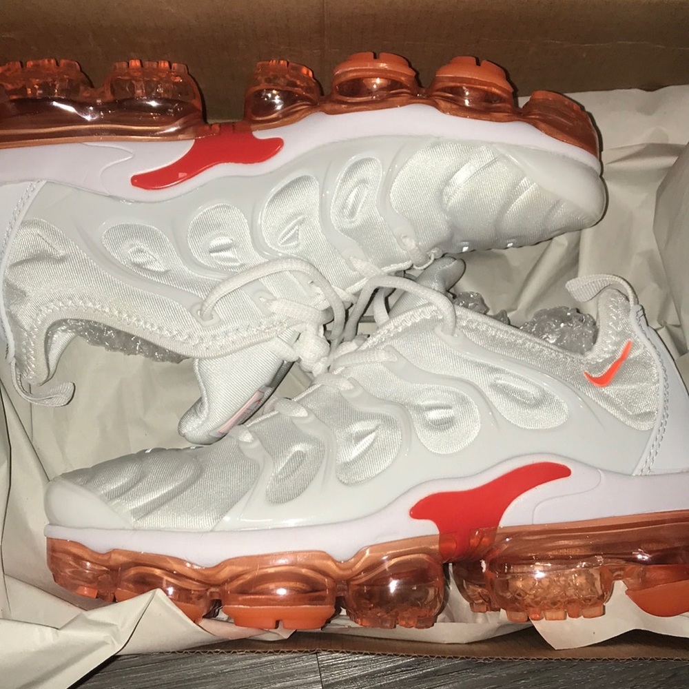 - Nike Vapormax Plus. Women’s size 7.5